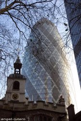 (2008-12-30) N035R La City. 30 St Mary Axe. The Gherkin (el pepinillo).jpg