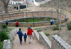 (2009-02-21) Senderismo por la Sierra de Huétor N152 Fuente de Aynadamar (Fuente de la lágrima)..jpg