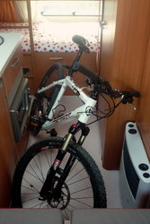 (2009-02-08) Knaus 400LKK. Bicicleta P21R.jpg