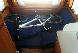 (2009-02-08) Knaus 400LKK. Bicicleta P30R.jpg