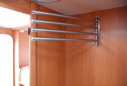 (2009-03-29) Knaus Sport 400LKK. Toallero en el baño N004R.jpg