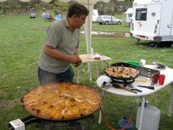 El maestro Garoppa preparando la paella.jpg