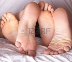 4213799-cuatro-pies-en-una-cama-una-joven-pareja-est-teniendo-diversi-n.jpg