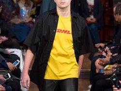 vetements_camiseta_dhl_6738_645x.jpg