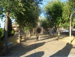 Entrada a la Ermita 2.jpg