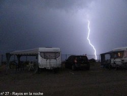 rayos en la noche.jpg