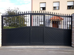 puerta-garaje-corredera-aluminio-con-peatonal-insertada.jpg