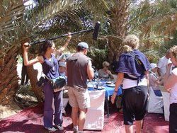 El equipo de Canal Viajar durante una entrevista en el desierto.JPG