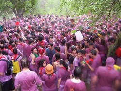 1200px-Batalla_del_Vino_-_Haro_-_La_Rioja.jpg