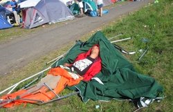 foto-graciosa-tienda-campaña-caida-encima-chico-durmiendo.jpg