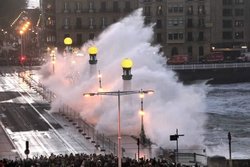 olas-rompiendo-en-donostia-32403-xl.jpg