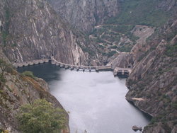 1280px-Arribes_del_Duero,_presa_de_Aldeadavila_1.jpg