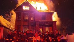 bomberos-de-detroit-ante-una-casa-en-llamas.jpeg