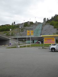 2019-06-01a Skelleftea Pista de salto bajo autopista.JPG