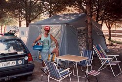 (1993-08-XX)  Papá con su carrito-tienda.jpg