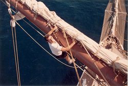 (1993) Subido al trinquete del Juan Sebastián de Elcano R.jpg