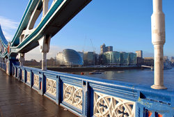 (2009-01-02) Tower Bridge - The Queen's walk - British Museum N034.jpg