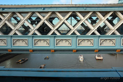 (2009-01-02) Tower Bridge - The Queen's walk - British Museum N045.jpg