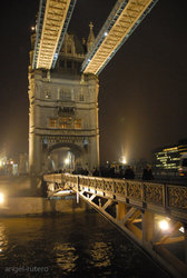 (2008-12-31) N223 Tower Bridge.jpg