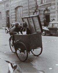 robert-doisneau 6 _ Beso sobre ruedas_.jpg