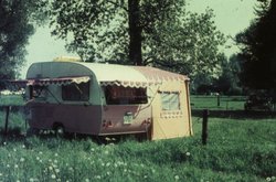 Caravan_mit_Vorzelt_60er_800_.jpg