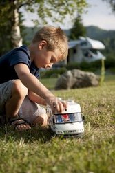 7388299-nino-pequeno-jugando-en-camping.jpg