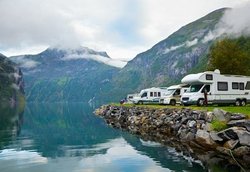 10736844-autocaravanas-camping-por-el-geirangerfjord-en-noruega.jpg
