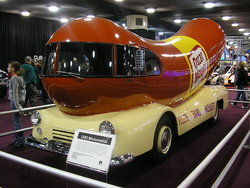 800px-Wienermobile-NAIAS-2005.jpg