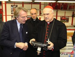 11854_luca-di-montezemolo-y-su-eminencia-el-cardenal-bertone-en-maranello.jpg