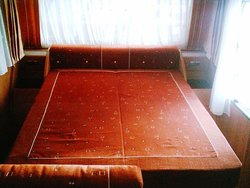 Cama de matrimonio con pasillos y mesitas a los lados.JPG