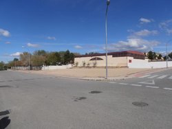 zona de acampada polideportivo y al fondo piscina municipal-001.jpg