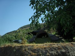 onze tent met zicht op de bergen.jpg