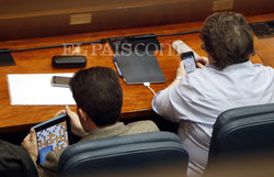 diputados-PP-juegan-partida-Apalabrados-durante-pleno.jpg