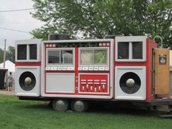 caravana-tuneada-como-radiocasete-loro.jpg